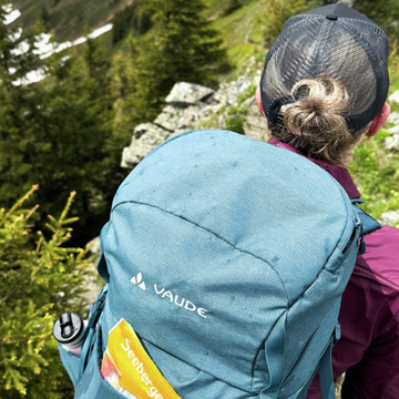 Frau mit Rucksack und Seeberger-Packung zu sehen