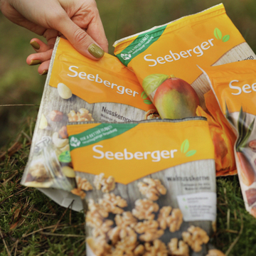 Vier Seeberger-Packungen liegen auf der Wiese