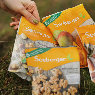 vier Seeberger-Packungen liegen auf Gras