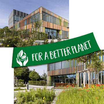 Bildcollage von zwei Bildern: Links oben ein Bild von einem modernen Gebäude, darunter ein grünes Banner mit der Aufschrift "FOR A BETTER PLANET". Rechts unten das gleiche Gebäude von einem anderen Standpunkt.