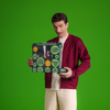 Produktkarton mit der Aufschrift „Maximale Power“, neben Energiesymbolen auf einem weißen Hintergrund, dargestellt. Schwarz-gelbe Farbtöne dominieren das Design.